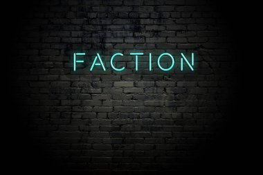 Neon yazıtlı duvar ile vurgulanmış tuğla duvar