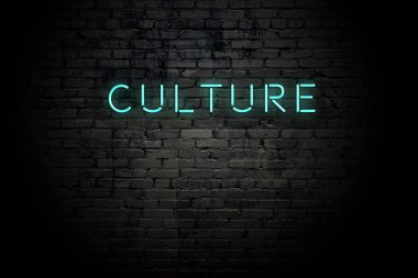 Neon yazıt kültürü ile vurgulanmış tuğla duvar