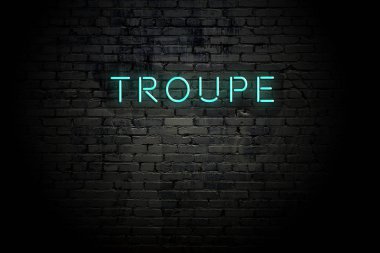 Neon yazıt topluluğu ile vurgulanmış tuğla duvar