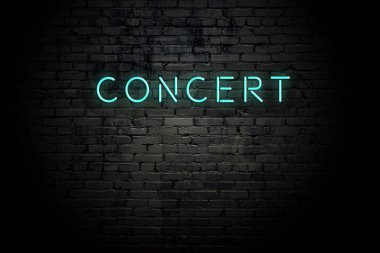 Neon yazıt konserile vurgulanmış tuğla duvar
