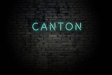 Neon yazıtlı duvar ile vurgulanmış tuğla duvar