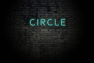 Neon yazıt daire ile vurgulanmış tuğla duvar