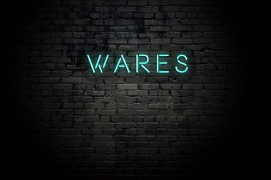 Neon yazıt lı vurgulu tuğla duvar