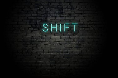 Neon yazıt kayması ile vurgulanmış tuğla duvar