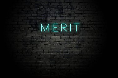 Neon yazıtlı vurgulu tuğla duvar