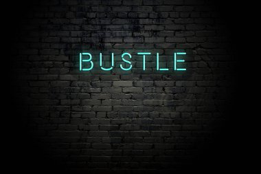 Neon yazıt lı vurgulu tuğla duvar