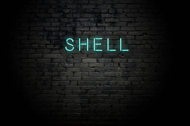 Neon yazıt kabuğu ile vurgulanmış tuğla duvar