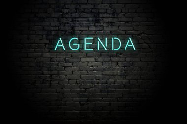 Neon yazıt lı vurgulu tuğla duvar