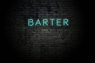 Neon yazıtlı takas lı vurgulu tuğla duvar