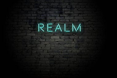 Neon yazıt alemi ile vurgulanmış tuğla duvar