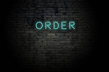 Neon yazıt sırasına sahip vurgulu tuğla duvar