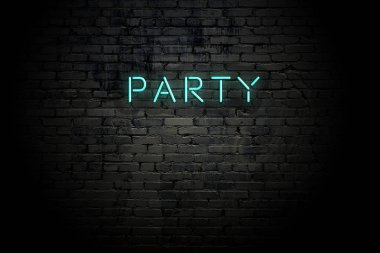 Neon yazıt parti ile vurgulu tuğla duvar