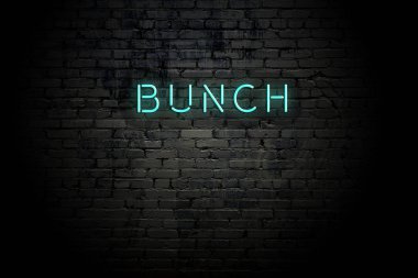Neon yazıt demet ile vurgulu tuğla duvar