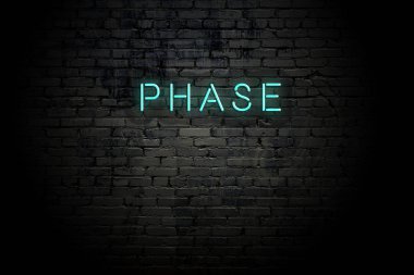 Neon yazıt fazlı vurgulu tuğla duvar