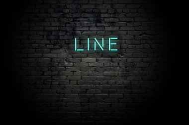 Neon yazıt lı vurgulu tuğla duvar