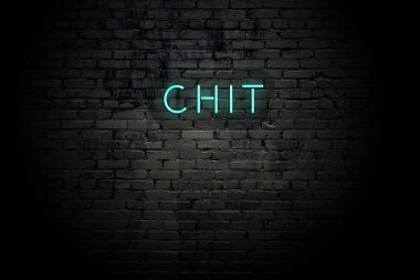 Neon yazıt chit ile vurgulanmış tuğla duvar