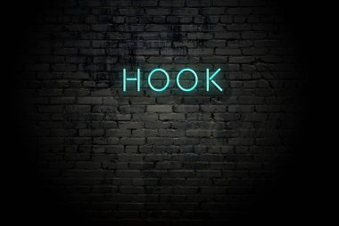 Neon yazıt kanca ile vurgulu tuğla duvar
