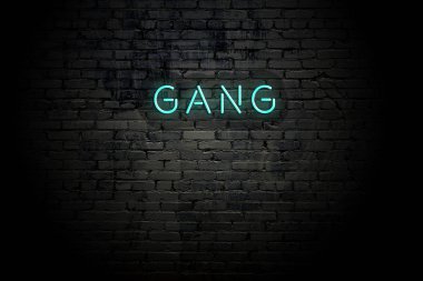 Neon yazıt çetesi ile vurgulanmış tuğla duvar
