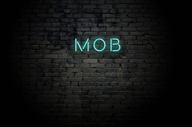 Neon yazıtlı duvar ile vurgulanmış tuğla duvar