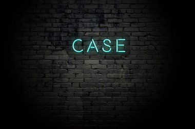 Neon yazıtlı vurgulu tuğla duvar