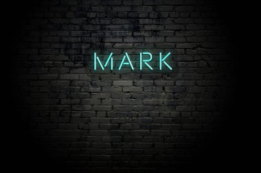 Neon yazıt işareti ile vurgulanmış tuğla duvar