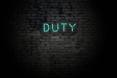 Neon yazıt görevi ile vurgulanmış tuğla duvar