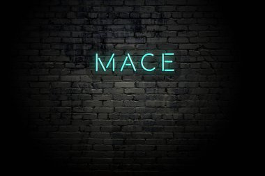 Neon yazıt topuz ile vurgulanmış tuğla duvar