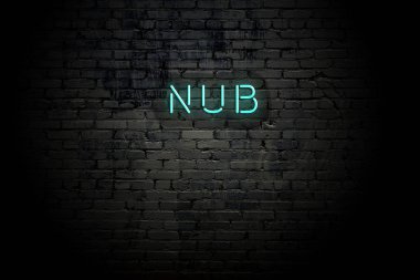 Neon yazıtlı tuğla duvar vurgulu