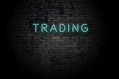 Neon yazıt ticareti ile vurgulanmış tuğla duvar