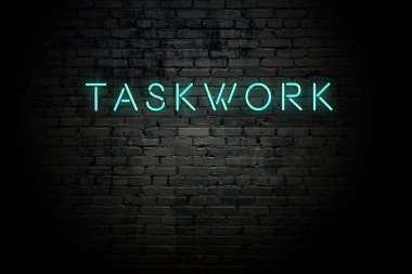 Neon yazıtlı vurgulu tuğla duvar görev çalışması