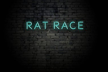 Neon yazıt sıçan ırk ile vurgulu tuğla duvar