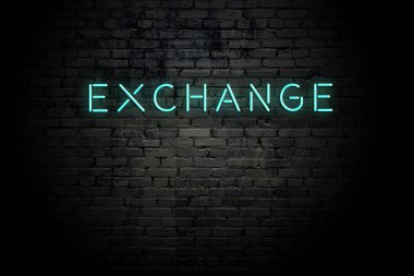 Neon yazıt değişimi ile vurgulanmış tuğla duvar