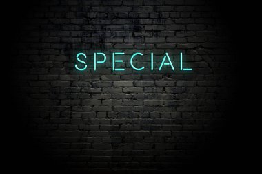 Neon yazıtlı vurgulu tuğla duvar özel