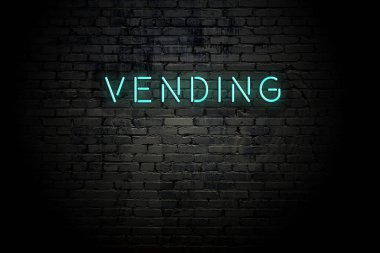 Neon yazıt lı vurgulu tuğla duvar