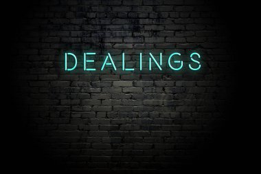 Neon yazıt lı vurgulu tuğla duvar