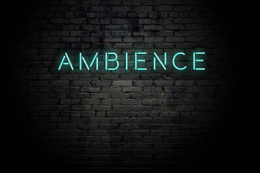 Neon yazıtlı duvar ait vurgulu tuğla duvar