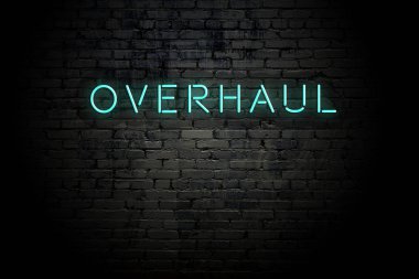 Neon yazıt revizyonu ile vurgulanmış tuğla duvar