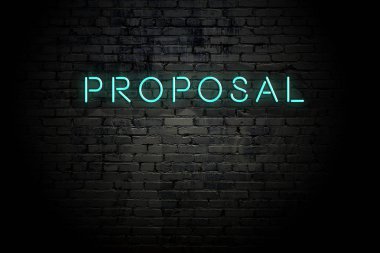 Neon yazıt önerisi ile vurgulanmış tuğla duvar