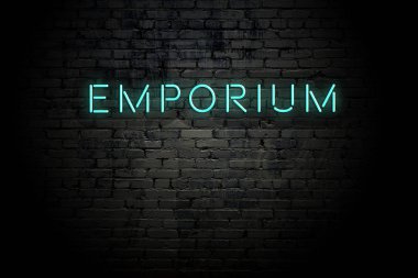 Neon yazıtlı ahşap duvar