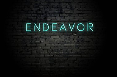 Neon yazıt lı vurgulu tuğla duvar