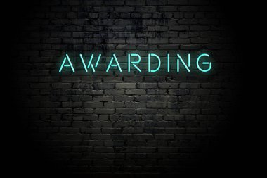 Neon yazıt ödüllü vurgulu tuğla duvar