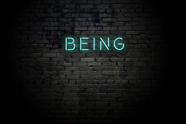 Neon yazıtlı vurgulu tuğla duvar