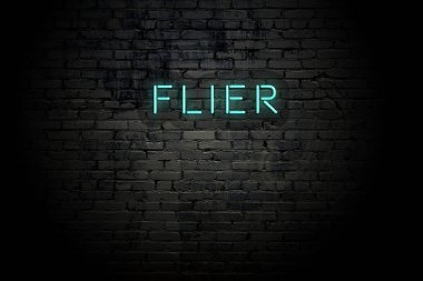 Neon yazıt el ilanı ile vurgulanmış tuğla duvar