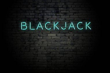 Neon yazıtblackjack ile vurgulanmış tuğla duvar