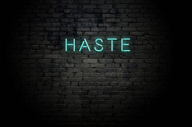 Neon yazıtlı vurgulu tuğla duvar