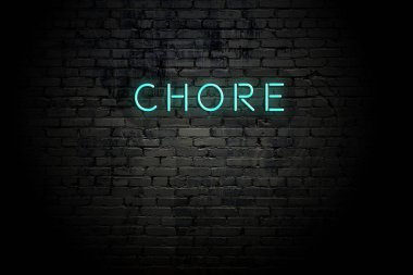 Neon yazıt angarya ile vurgulanmış tuğla duvar