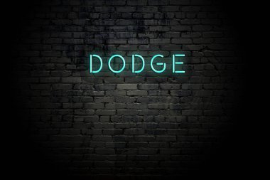 Neon yazıt dodge ile vurgulu tuğla duvar