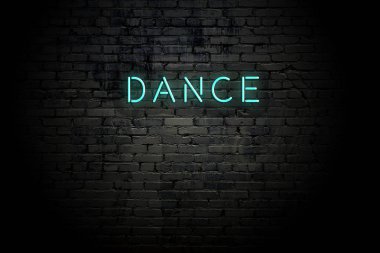 Neon yazıt dansı ile vurgulanmış tuğla duvar