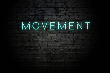 Neon yazıt hareketi ile vurgulanmış tuğla duvar