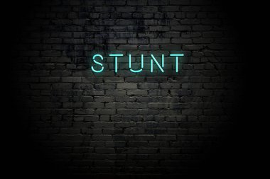 Neon yazıt dublör ile vurgulanmış tuğla duvar